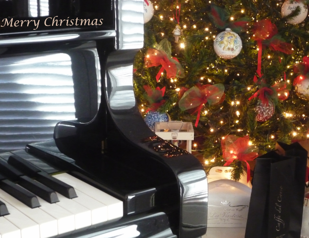 Eine Bühne mit einem geschmückten Weihnachtsbaum, zwei Schneemannpuppen, einem Fernseher auf einem Tisch, einem roten Teppich, zwei Türen, Fotorahmen an der Wand und dem Text "OPPO" oben.