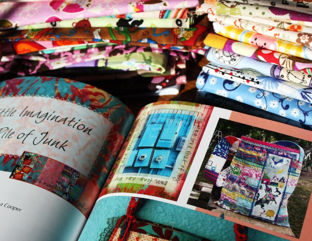 Ein einzelnes Buch mit sichtbarer Buchrücken und Einband.