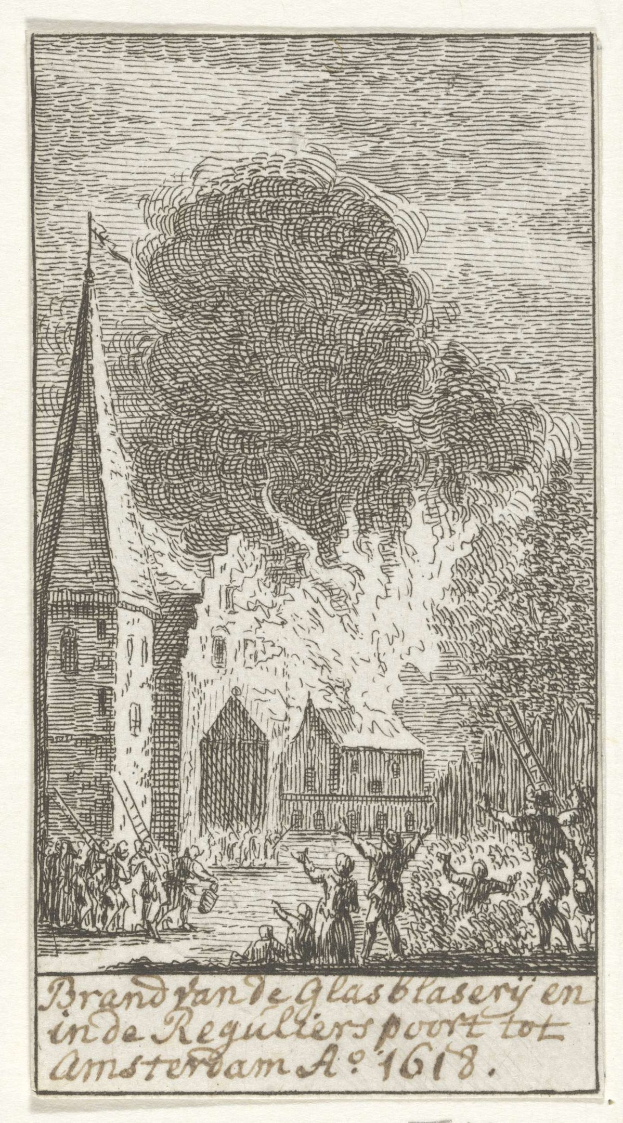 Schwarze und weiße Zeichnung eines brennenden Gebäudes mit mehreren Menschen davor und Text unten, der lautet: "brand van de glasblasery en de reguliersport tot amsterdam a 1618".