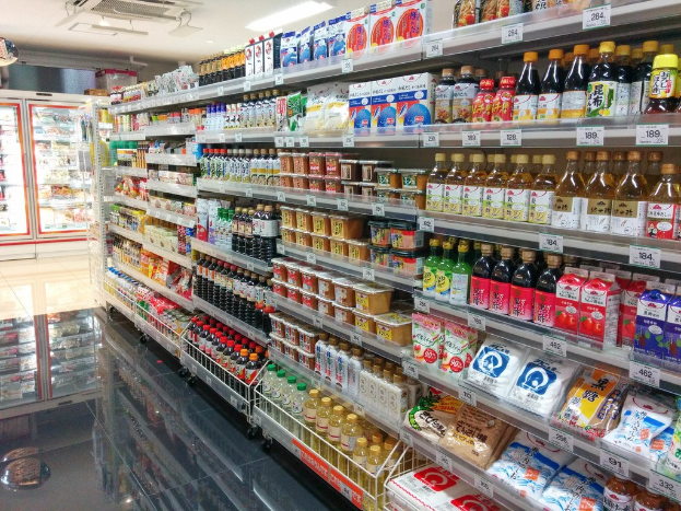 Eine Supermarktregale mit verschiedenen Lebensmitteln.