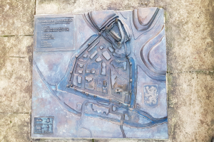 Metallplatte mit Stadtplan und einbeschriftetem Text im Boden eingelassen