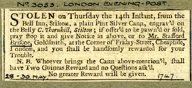 Eine Schwarz-Weiß-Postkarte mit dem Bild eines Mannes und Text über einen gestohlenen Silberkrug aus dem Bell Inn in Stilton.