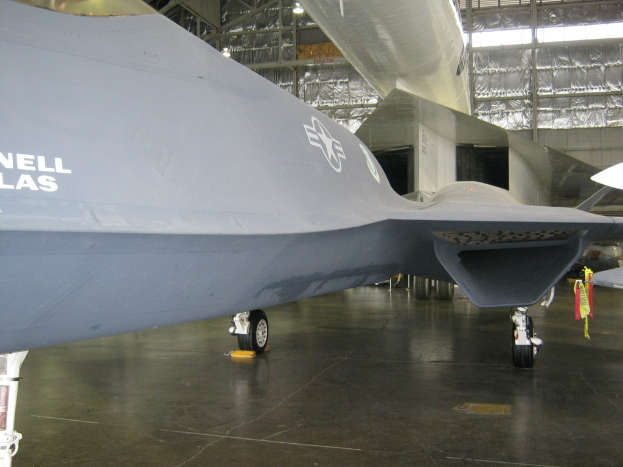 Ein großes Passagierflugzeug mit zwei Triebwerken, Tragflächen und einem Seitenruder.