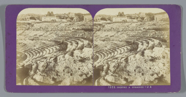 Schwarze und weiße stereoskopische Ansichten eines antiken Amphitheaters in Syrakus, das Sitzreihen, Strukturen, Vegetation und Himmel zeigt.