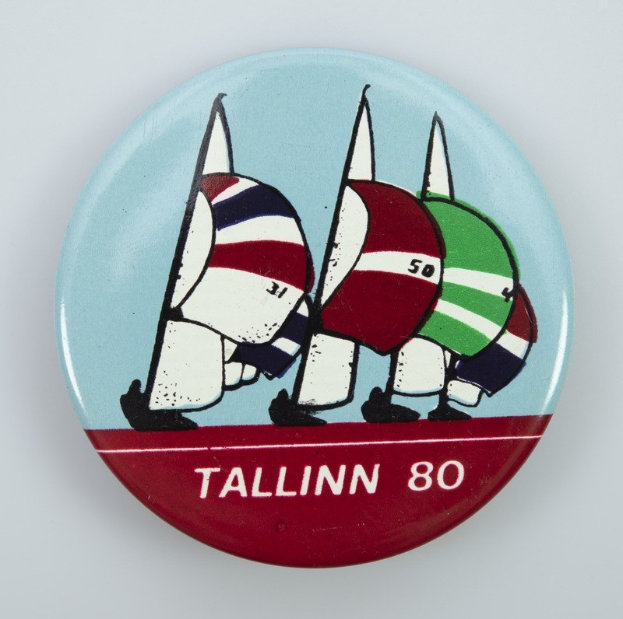 Der lettische EU-Abgeordnete Kols überreichte Kaja Kallas ein Aufkleber mit einem "Baltic Chihuahua" vor dem Hintergrund der Flaggen der Baltischen Staaten
