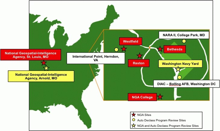 Eine detaillierte Karte der Vereinigten Staaten, die die Standorte der National Geospatial Intelligence Agency mit fetter Schrift hervorhebt, einschließlich geografischer Merkmale wie Flüsse, Berge und Städte.
