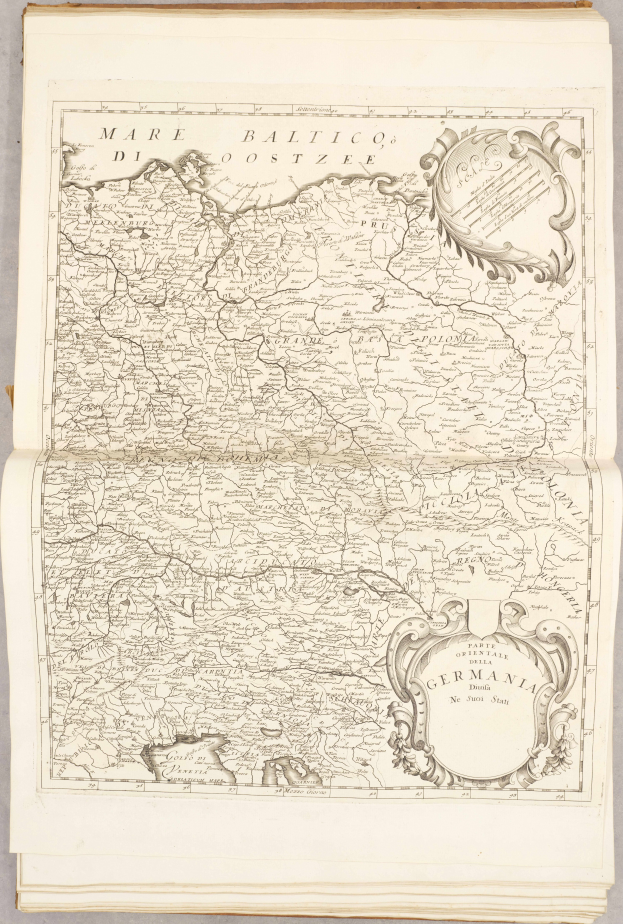 Ein altes Buch mit einer detaillierten Karte von Deutschland, die verschiedene Regionen zeigt und begleitenden Text, der zusätzliche Informationen bietet.