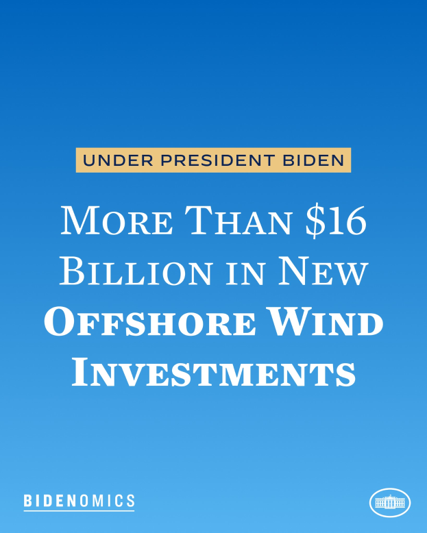 Ein Plakat mit blauem Hintergrund und der Aufschrift "Mehr als 16 Milliarden US-Dollar in neue Offshore-Wind-Investitionen unter Präsident Biden".