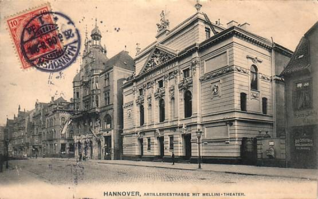 Alte Ansichtskarte von Hannover, Deutschland, die eine Stadtstraße mit Gebäuden, Straßenlaternen, Straßenlaternen und Passanten unter einem Himmel zeigt, mit Text und einer Briefmarke unten.