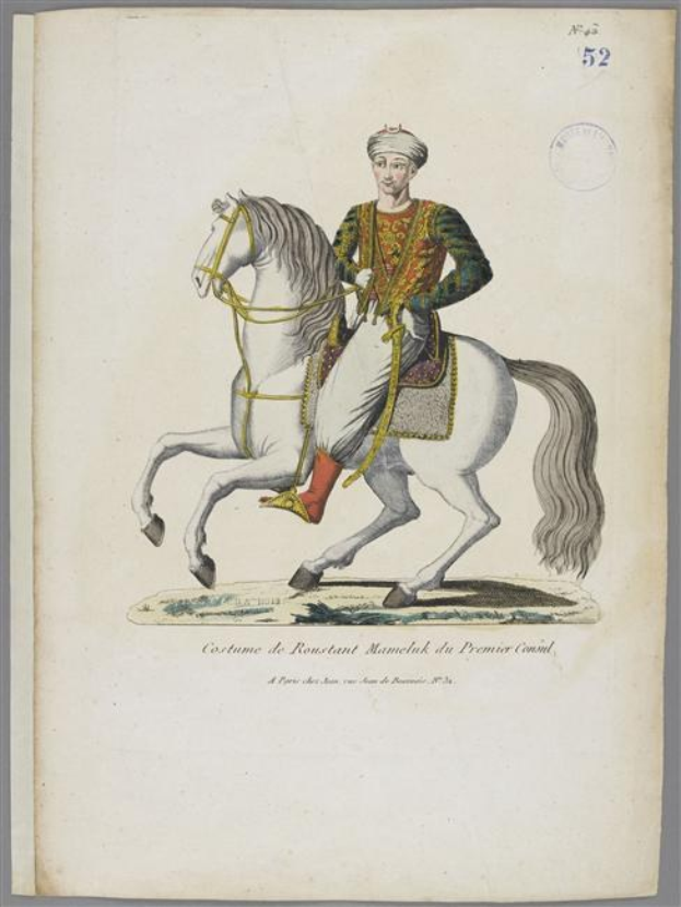 Ein Mann in einem farbenfrohen, detailreichen Kostüm reitet auf einem weißen Pferd, das mit Sattel und Zaumzeug geschmückt ist, wahrscheinlich Teil einer traditionellen Hofvorstellung.