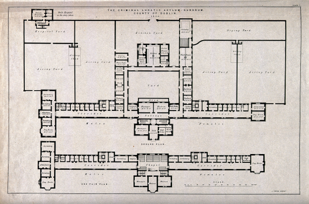 Schwarz-weißer Architekturplan eines Gebäudes mit zahlreichen beschrifteten Räumen, darunter ein 'Irrenhaus für Kriminelle', begleitet von handgeschriebener Text.