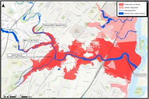 Eine Karte von New York City mit einem roten und blauen Farbschema, das die geplanten Überschwemmungsrisikogebiete anzeigt, einschließlich Textdetails über betroffene Gewässertypen, Bevölkerungsauswirkungen und Projektzeitplan.