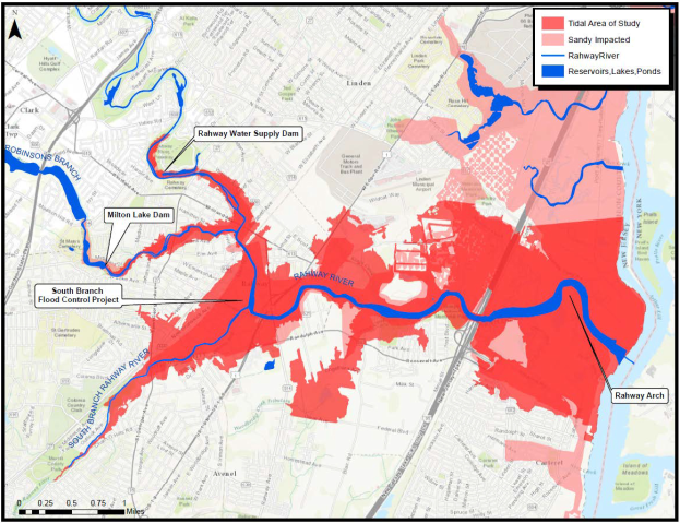 Eine Karte von New York City mit einem roten und blauen Farbschema, das die geplanten Überschwemmungsrisikogebiete anzeigt, einschließlich Textdetails über betroffene Gewässertypen, Bevölkerungsauswirkungen und Projektzeitplan.