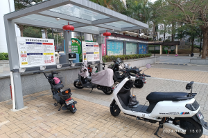 GER-D: Verkehrsunfall in Oberbilk - E-Scooter-Fahrer krachte gegen Wand - Zwei Verletzte - Verdacht auf Alkohol am Steuer