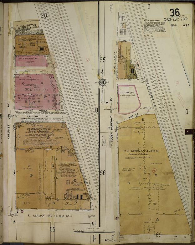 Offenes Buch mit detaillierter Stadtkarte mit Straßen, Gebäuden und Sehenswürdigkeiten, wahrscheinlich als umfassender Gebietsplan.