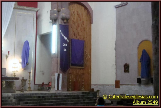 Eine Wand mit ein paar Gegenständen, Handtüchern und Lichtern im Hintergrund, mit Text in der rechten unteren Ecke.