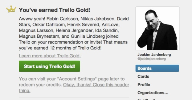 Ein Mann in einem Anzug steht und lächelt oben rechts auf einer Webseite, mit Text im Hintergrund und einem Logo oben links.