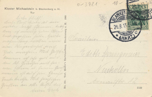Eine alte Postkarte mit einer Briefmarke, an Karlsruhe, Deutschland adressiert, mit handgeschriebener Text.