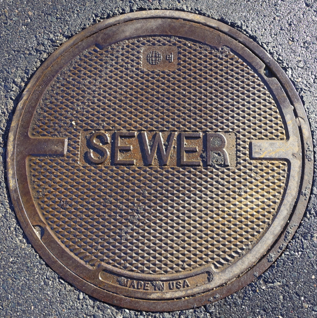 Metallschachtdeckel auf der Straße mit der Prägung "Kanal"