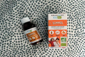 Eine Flasche Granions Kid Bio Sommel steht auf einem Tisch neben einer Box mit Text, der das Produkt beschreibt.