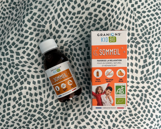 Eine Flasche Granions Kid Bio Sommel steht auf einem Tisch neben einer Box mit Text, der das Produkt beschreibt.