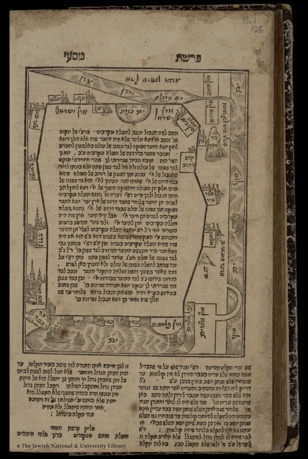 Offenes Buch mit hebräischem Text und beschrifteter Karte von Jerusalem vor schwarzem Hintergrund.
