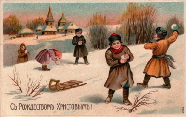 Eine Gruppe von Kindern, die im Schnee mit einem Schlitten spielen, umgeben von Pflanzen, Bäumen und Häusern im Hintergrund, mit dem Text "Russisches Weihnachtskarte" unten.