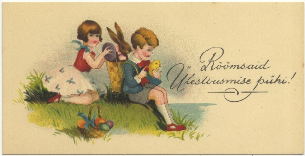 Alte Postkarte mit zwei Kindern auf dem Gras, eines hält einen Korb mit Ostereiern und das andere ein Spielzeug, mit einem Plakat mit Text im Hintergrund.