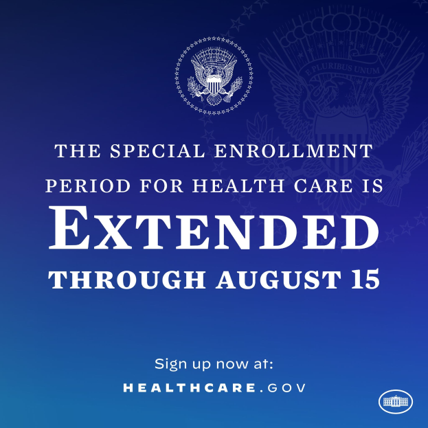 Plakat, das eine verlängerte Anmeldefrist für den Gesundheitsschutz bis zum 15. August ankündigt und ein Logo enthält.