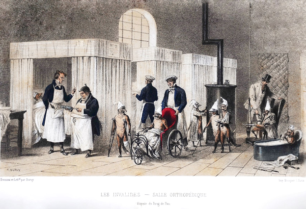 Eine Gruppe von Menschen in einem Raum mit einem Mann im Rollstuhl, einige stehen und einige sitzen, ein Tisch mit verschiedenen Gegenständen links und Vorhänge und eine Wand im Hintergrund. Die Wörter "Les Invalides - Salle Orthopédique" sind unten auf dem Bild geschrieben.