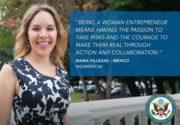 Frau in Schwarz-Weiß-Kleid vor einem Zaun mit einem motivierenden Zitat, mit Bäumen, Fahrzeugen und einem klaren blauen Himmel im Hintergrund.