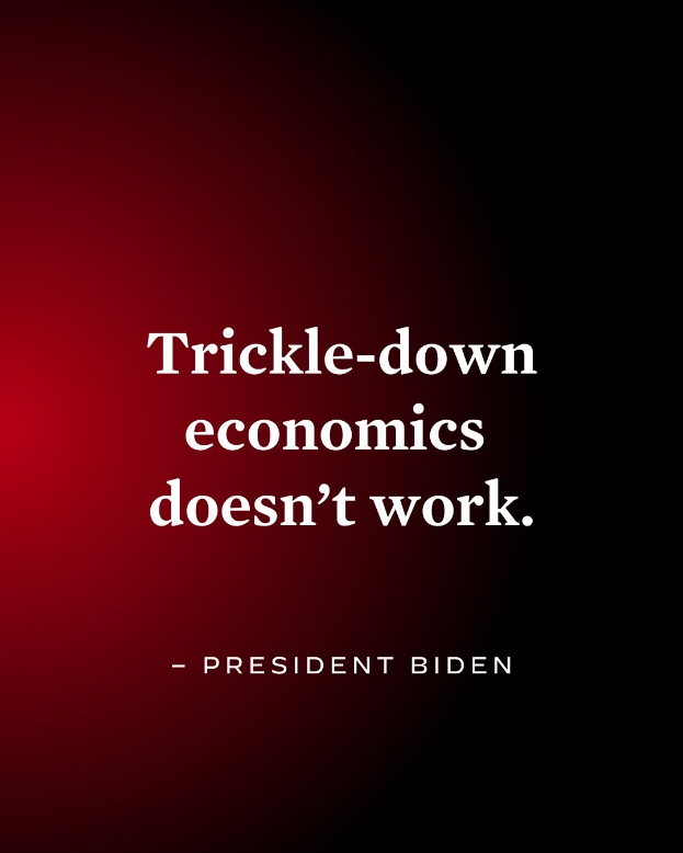 Ein Plakat mit fetter, schwarzer Schrift auf einem weißen Hintergrund, eingerahmt von einem dünnen schwarzen Rand, das "Trickle-Down Economics Doesn't Work" verkündet und einen Zitat von Präsident Biden enthält.