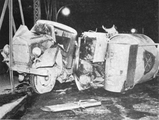 Schwarzes und weißes Foto eines umgestürzten Autos am Straßenrand mit Metallstangen und einem Laternenmast im Hintergrund, beschriftet mit "1930er Jahre Autounfall."