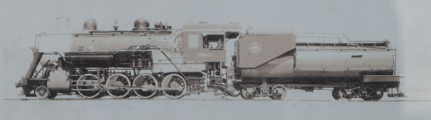 Altes Schwarz-Weiß-Foto einer großen, alten Dampflokomotive mit Schornstein, Scheinwerfern, Kühlergrill, Rädern und einem Waggon auf Eisenbahnschienen.
