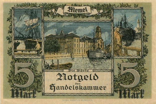 Ein altes Fünf-Hart-Banknoten-Motiv mit einer Stadtansicht, Gebäuden, Wasser, Booten, Menschen, Bäumen und Himmel sowie gedrucktem Text und Zahlen.