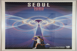 Eine Person, die mit den Olympischen Ringen im Hintergrund läuft und die Wörter "Olympische Spiele" quer über die Oberseite geschrieben sind, bewirbt die Olympischen Spiele 1988 in Seoul, Südkorea.