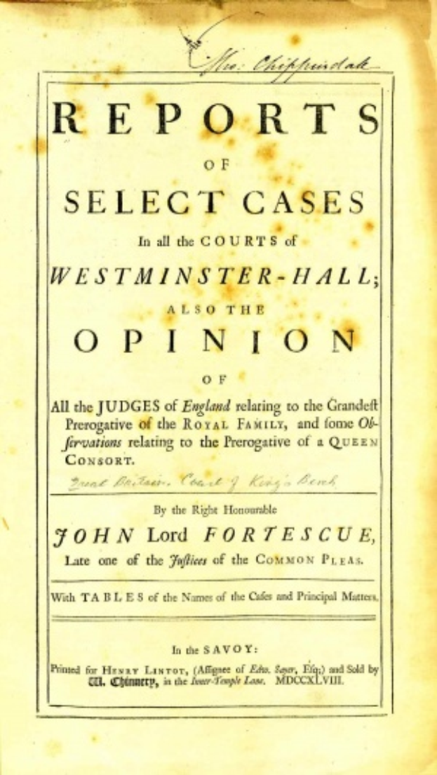 Ein altes Buch mit dem Titel "Berichte über ausgewählte Fälle in den Gerichten von Westminster-Hall sowie die Meinung von John Lord Fortescue" liegt aufgeschlagen da und zeigt eine Seite mit schwarzem Text.