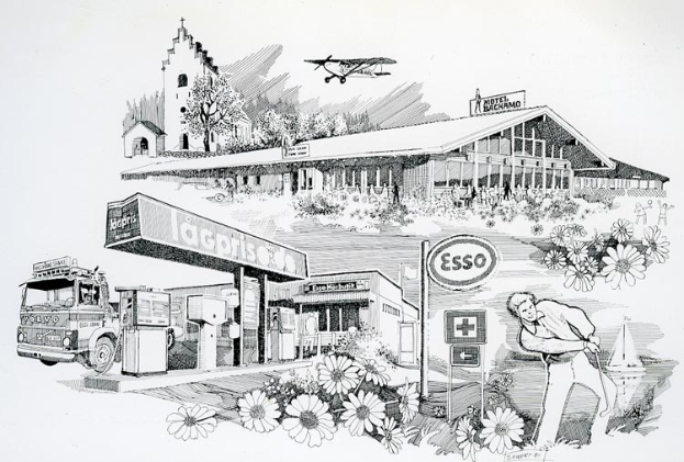 Eine Schwarz-Weiß-Zeichnung namens 'Tankstelle' aus dem Jahr 1969, die einen Mann vor einer Tankstelle zeigt, umgeben von Pflanzen, einem Fahrzeug, einem Gebäude, Bäumen und einem Flugzeug am Himmel.