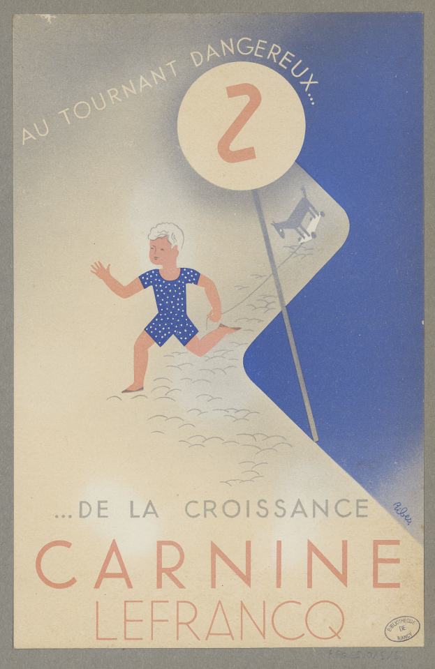 Eine Person in einem hellgelben Kleid lächelt breit in der Mitte eines Karnevalsplakats, umgeben von der fettgedruckten Schrift "Karneval".