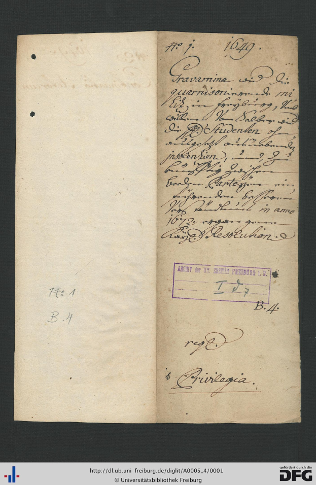 Offenes Buch mit handgeschriebener Schrift auf altem Papier, das Wasserzeichen enthält, wahrscheinlich ein Dokument der Bundesrepublik Deutschland.