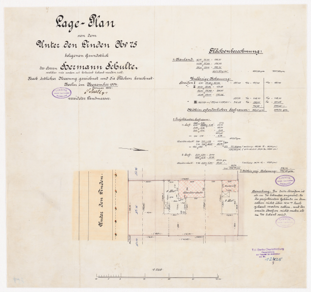 Ein altes Dokument mit einem großen Plan des Berliner Schulte-Gebäudes, mit Text und zwei Stempeln auf beiden Seiten der Zeichnung.