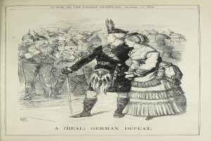 Zwei Personen stehen vor einer Menge, der Mann hält einen Stock in der Hand, auf einem Papier mit deutscher Schrift und Zahlen, die eine Niederlage angeben.