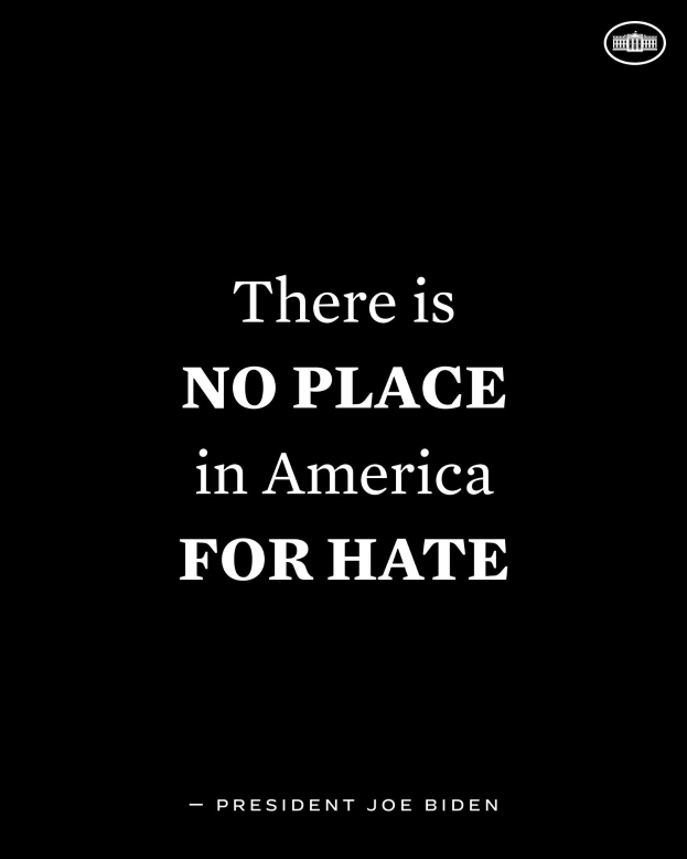 Ein schwarzer Hintergrund mit fetter weißer Schrift, die "Es gibt keinen Platz in Amerika für Hass" zitiert - ein Zitat von Präsident Joe Biden.