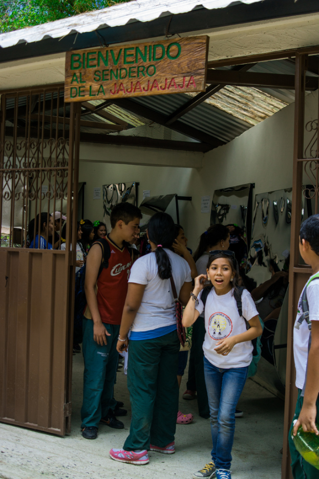 Ein Geschäft mit einem Eisenblech-Außenbereich, einem Schild oben mit Text und Menschen drinnen.