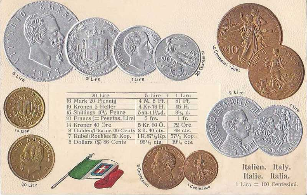 Eine Sammlung italienischer 20-Lire-Münzen von 1877–1910 auf Papier in einer Reihe angeordnet mit italienischer und weiterer Flagge darunter.