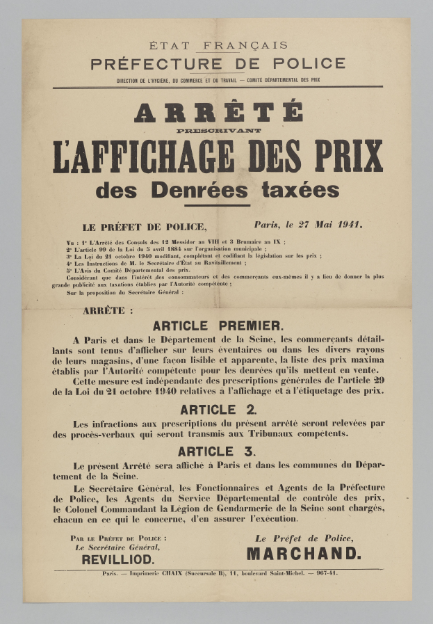 Gesucht-Poster mit fetter schwarzer Schrift auf weißem Hintergrund, das einen ernsthaft aussehenden Mann in einem schwarzen Anzug und weißer Krawatte zeigt.