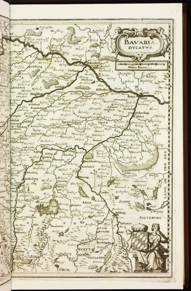 Eine detaillierte Karte von Bayern, die auf einem offenen Buch angezeigt wird und Städte, Ortschaften, Flüsse und geografische Merkmale zeigt.