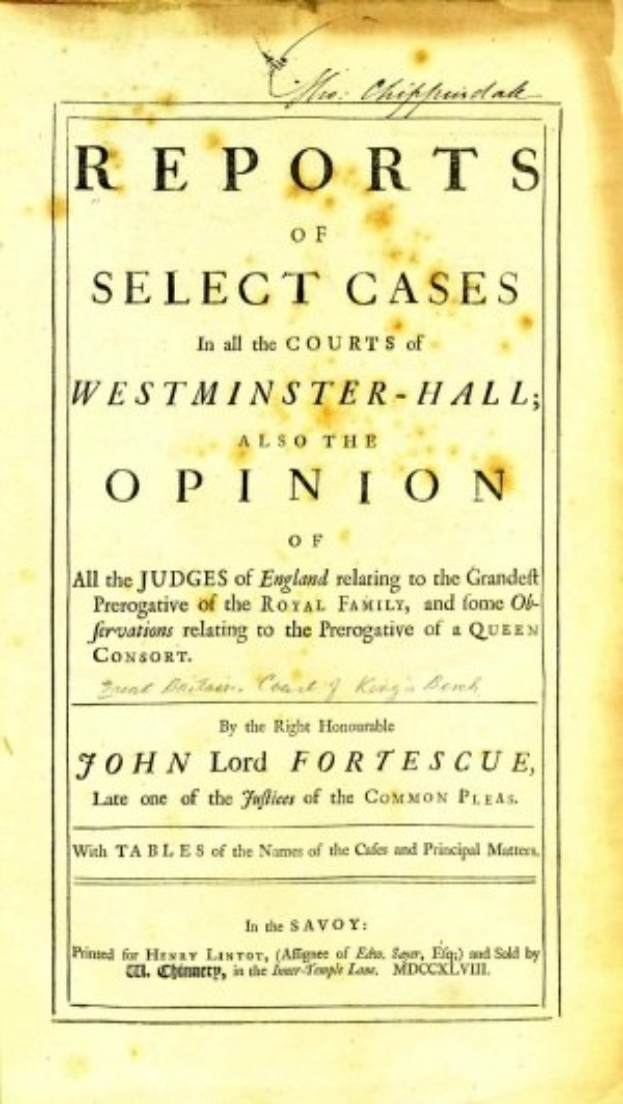 Deckblatt eines alten Buches mit dem Titel "Berichte über ausgewählte Fälle vor den Gerichten von Westminster-Hall sowie die Meinung von John Lord Fortescue" mit einer aufgeschlagenen Seite, die schwarzen Text zeigt.