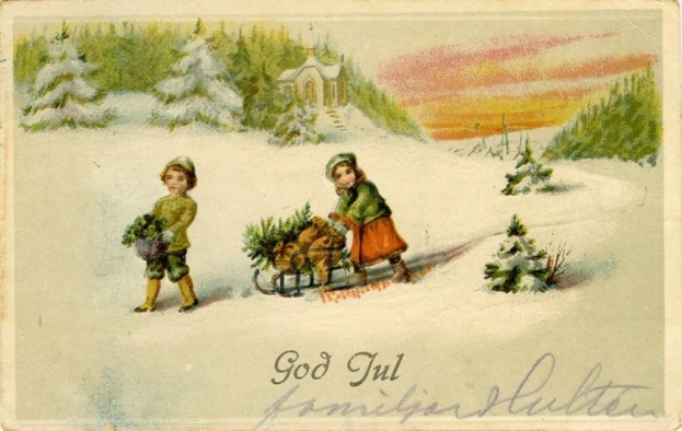 Alte Postkarte mit zwei Kindern in festlicher Kleidung, die einen geschmückten Schlitten mit Weihnachtsbäumen ziehen, mit schneebedeckten Bäumen und einem fernen Haus im Hintergrund und Text unten.