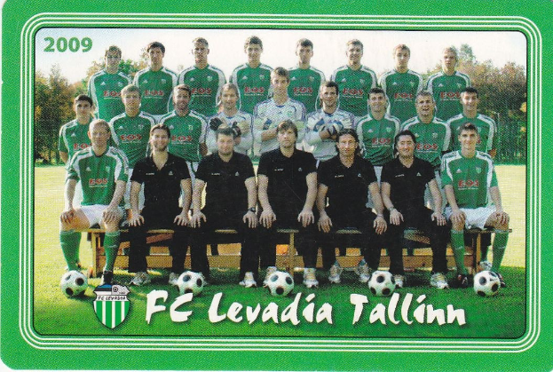 Plakat des FC Levadia Tallinn mit einer Mannschaftsfoto auf einer Bank sitzend und stehender Spieler, Füübälle, Bäumen und einem klaren blauen Himmel im Hintergrund, sowie Text und Logo unten.